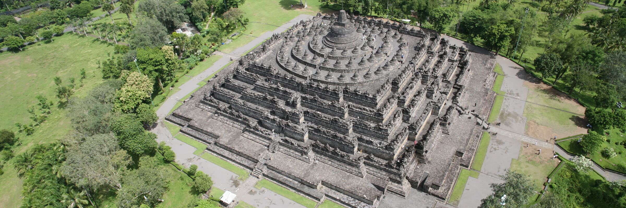 Die buddhistische Tempelanlage Borobudur ist ein einzigartiges religiöses Denkmal und eine wichtige Quelle für Informationen zur javanischen Geschichte.