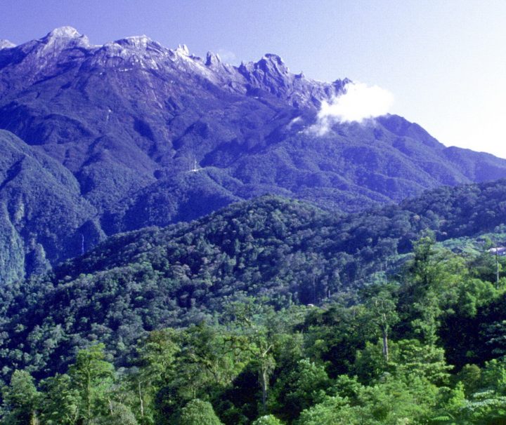 Der Mount Kinabalu ist mit 4095 m der höchste Berg Malaysias und liegt im Zentrum des Bundesstaates Sabah im Norden Borneos.