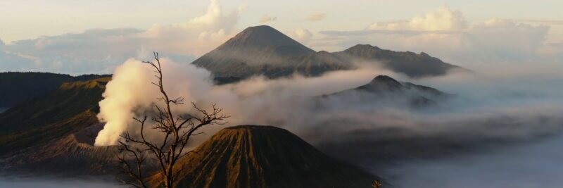 Der Mount Bromo ist ein Vulkan im Bromo-Tengger-Semeru Nationalpark auf Java und zählt zu den aktivsten Vulkanen der Insel.