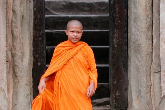 Neben zahlreichen Reisenden besuchen buddhistische Mönche noch immer täglich Angkor Wat.