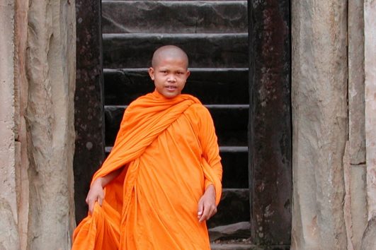 Neben zahlreichen Reisenden besuchen buddhistische Mönche noch immer täglich Angkor Wat.