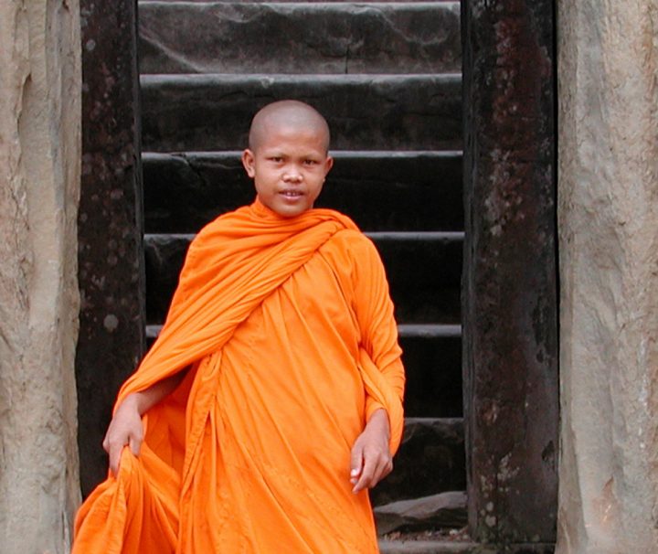 Neben zahlreichen Reisenden besuchen buddhistische Mönche noch immer täglich Angkor Wat.
