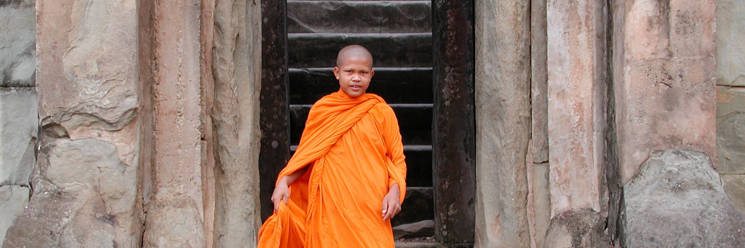 Neben zahlreichen Reisenden besuchen buddhistische Mönche noch immer täglich Angkor Wat.