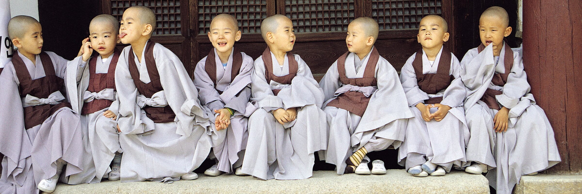 Junge Novizen im Tempel Bongwonsa in Seoul Der Tempel Bongwonsa ist der Haupttempel des koreanischen buddhistischen Taego-Ordens und blickt auf eine lange und reiche Geschichte zurück.