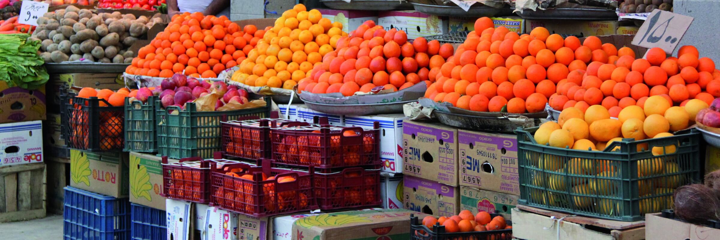 In orientalischen Ländern sind die Straßen oft von farbenprächtigen Marktständen und Basaren gesäumt.