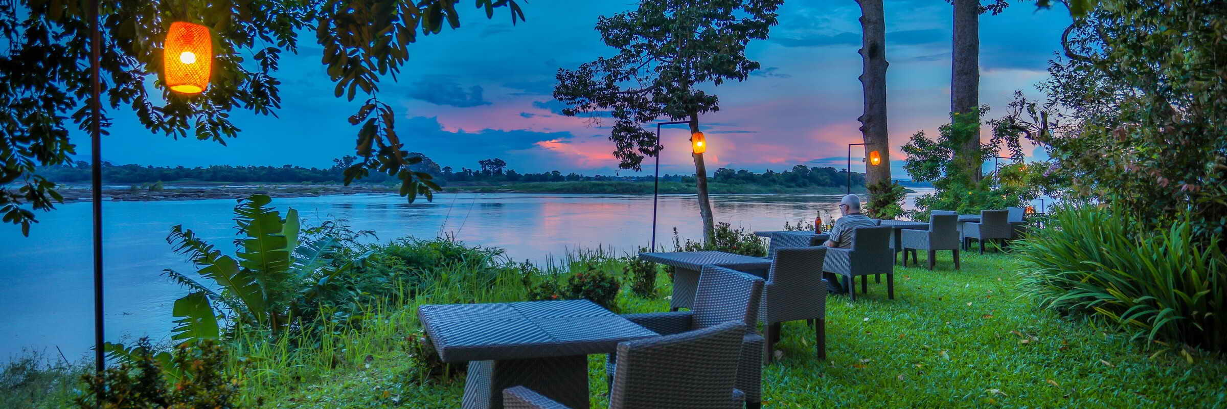 Die Sitz- und Speisemoeglichkeiten des River Resort Champasak bieten einen unvergleichbaren Ausblick über den Mekong.