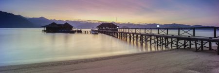 Im Cubadak Paradiso Village befindet sich eine auf dem Pier und über Wasser gebaute Bar mit Sonnenterrasse.