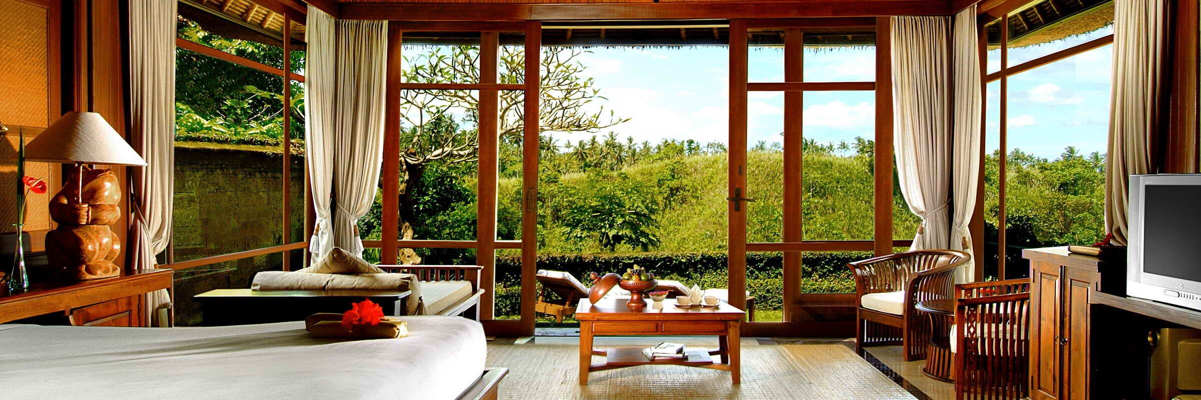 Das außergewöhnliche Luxusresort liegt am Hang eines Flusstales und ist wie ein balinesisches Dorf konzipiert. Nach Ubud, dem kulturellen Zentrum von Bali, sind es nur wenige Fahrminuten.