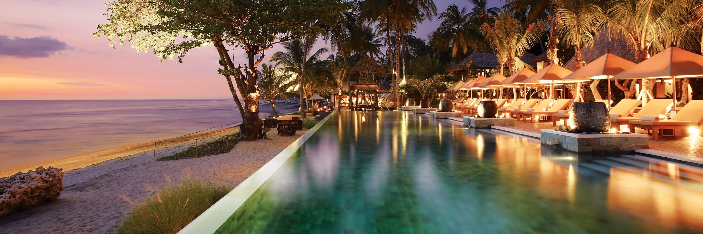 Einladender Pool mit grosser Sonnenterasse und atemberaubendem Meeresblick im Qunci Villas Senggigi Lombok