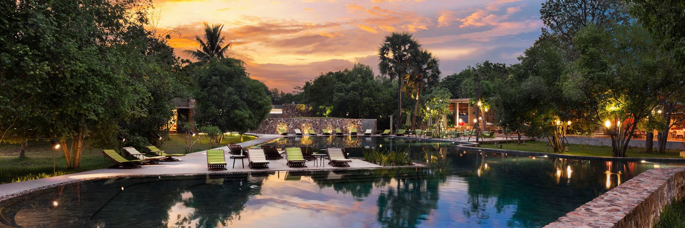 Der Pool- und Gartenbereich mit Terrassenlandschaft des Templation Angkor Hotel in Siem Reap, Kambodscha