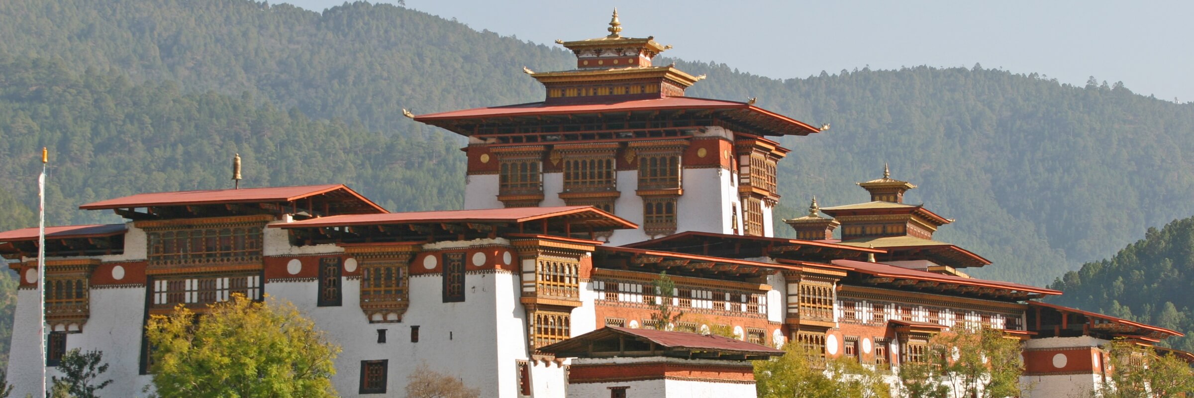 Im Gegensatz zu den anderen Klosterburgen in Bhutan liegt der Punakha Dzong nicht auf einer Hügelkuppe oder Anhöhe, sondern inmitten des Punakha-Wangdue-Tals.