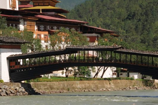 Der imposante Punakha-Dzong wurde im Jahr 1637 durch Ngawang Namgyal als Festung gegen die einfallenden Tibeter errichtet.