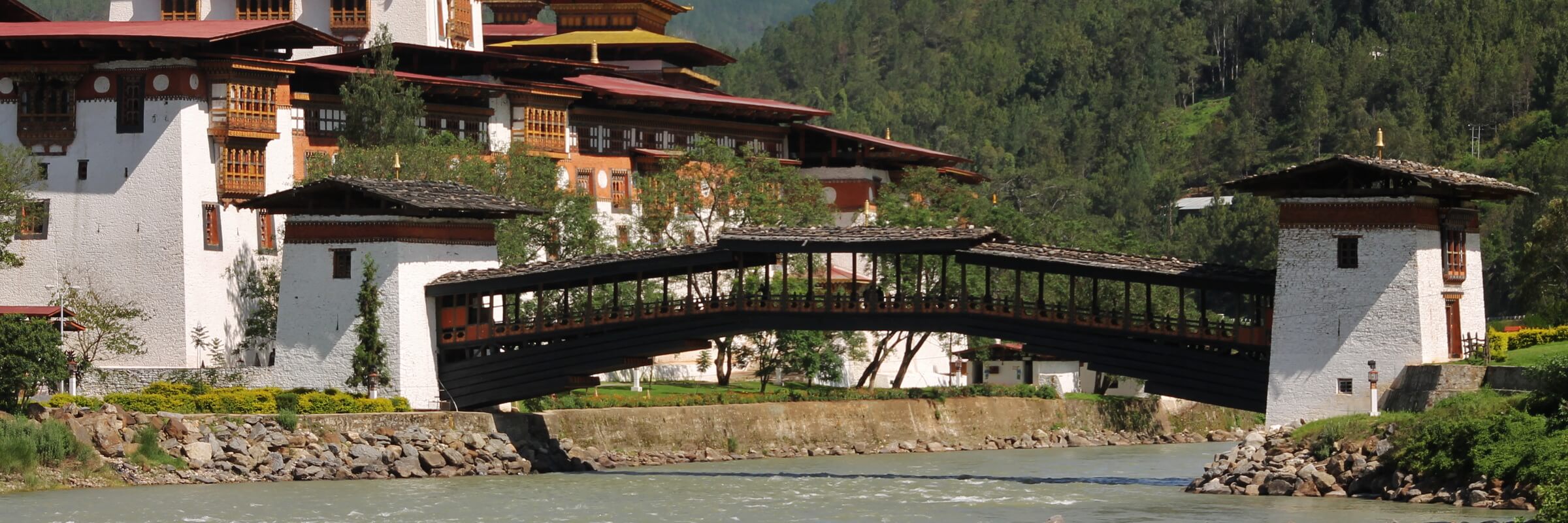 Der imposante Punakha-Dzong wurde im Jahr 1637 durch Ngawang Namgyal als Festung gegen die einfallenden Tibeter errichtet.
