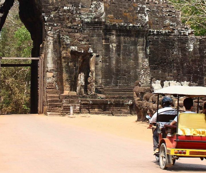 Der einfachste Weg um von Siem Reap zu den Tempelanalagen von Angkor zu gelangen ist die Fahrt mit einem Tuk Tuk (Motorradrikscha).