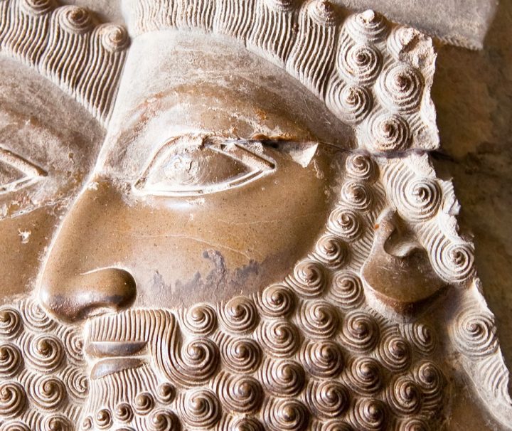 Zahlreiche Reliefs und Kunstgegenstände zeugen von der ehemals großen Bedeutung des achämenidischen Weltreiches.