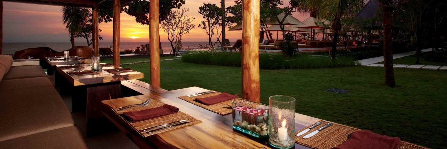 Das Restaurant mit Meerblick im Qunci Villas in Senggigi Lombok serviert lokale und mediterrane Kueche, sowie fangfrische Meeresspezialitaeten
