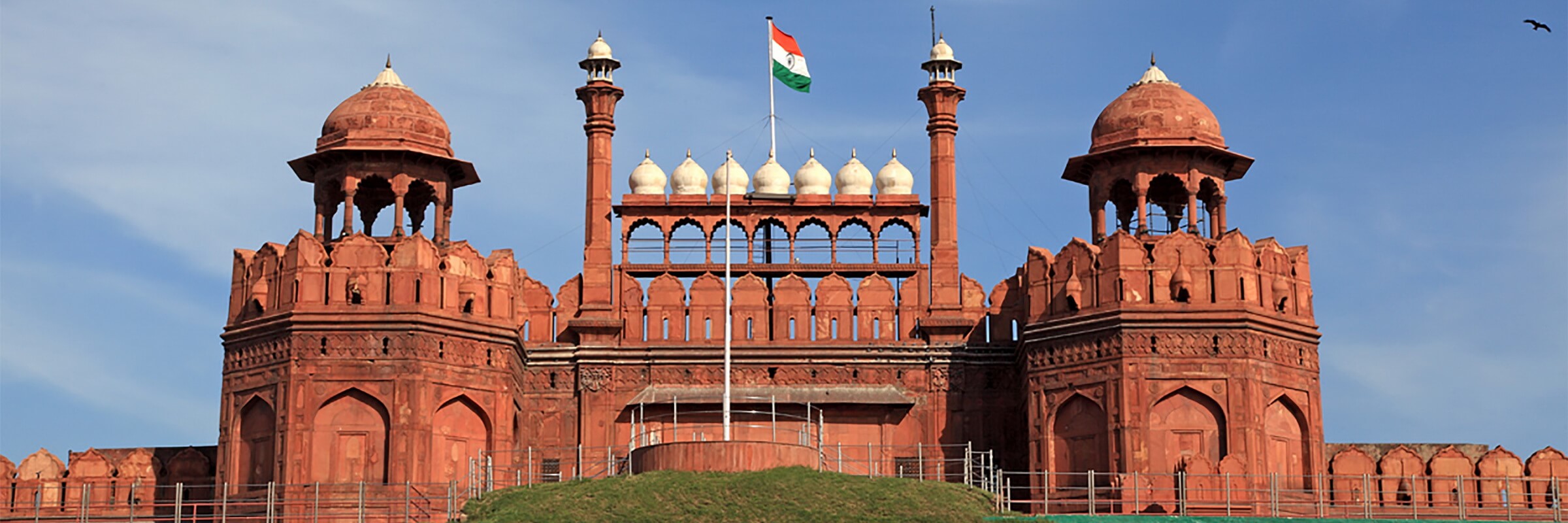 Festungs- und Palastanlage Rotes Fort aus Sandstein wurde von Mogulkaiser Shah Jahan erbaut und gehört seit 2007 zum UNESCO Weltkulturerbe.