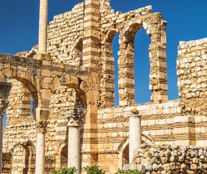 Baalbek ist bekannt für seine kolossalen Bauwerke der römischen Periode, darunter die Ruinen der Tempel von Bacchus, Jupiter und Venus.