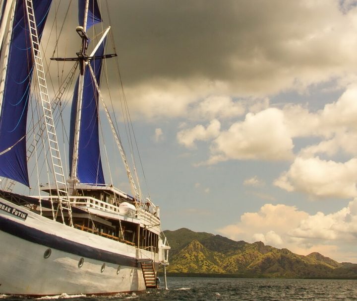 Die Ombak Putih ist ein indonesischer Schoner, der traditionelle Bauweise mit modernem Komfort verbindet.