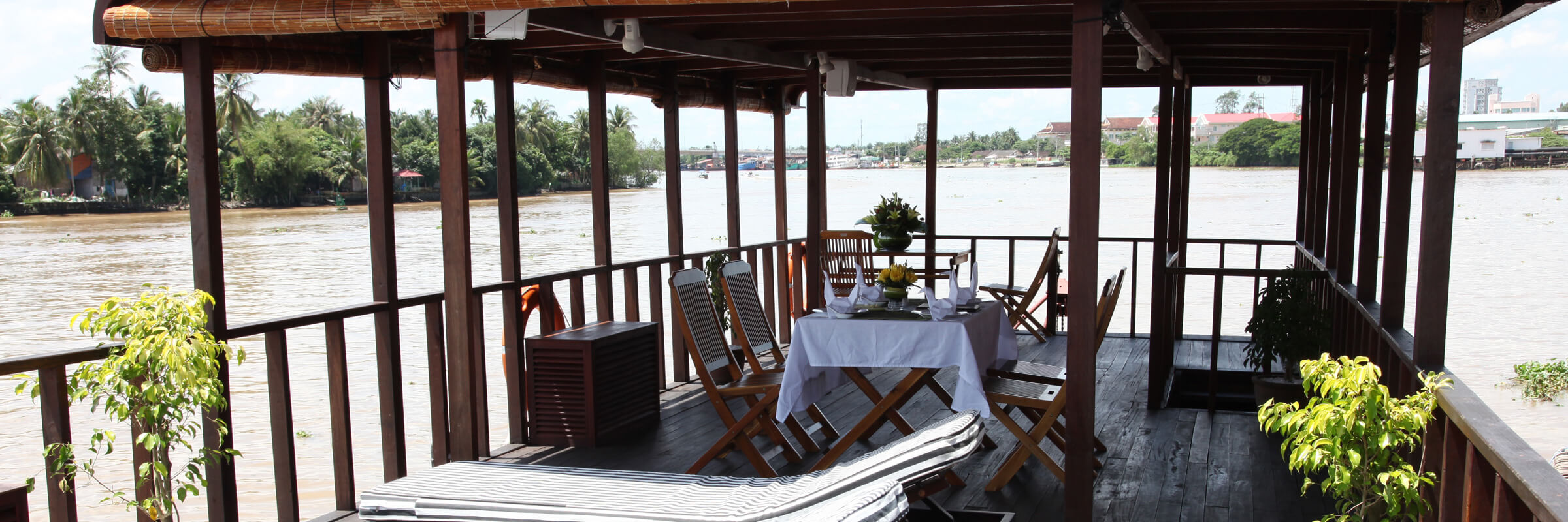 Genießen Sie das stilvolle Ambiente auf der Luxus Dschunke Dragon Eyes auf dem Sonnendeck und beim Essen.