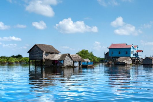 Die Bewohner des Tonle Sap Sees leben in auf Pfahlbauten errichteten Dörfern, die während der Hochwasser in der Regenzeit aussehen, als würden sie schwimmen.