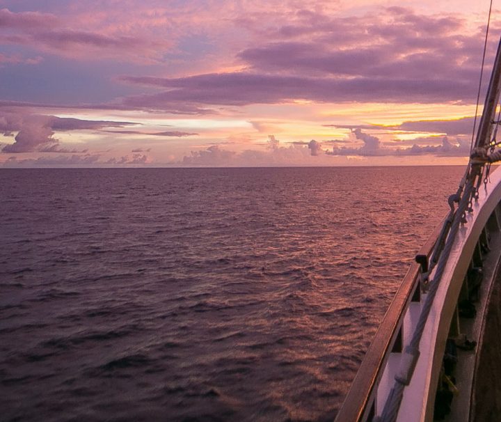 Auf einem Segeltörn im Malaiischen Archipel kann man atemberaubende Sonnenuntergänge genießen.