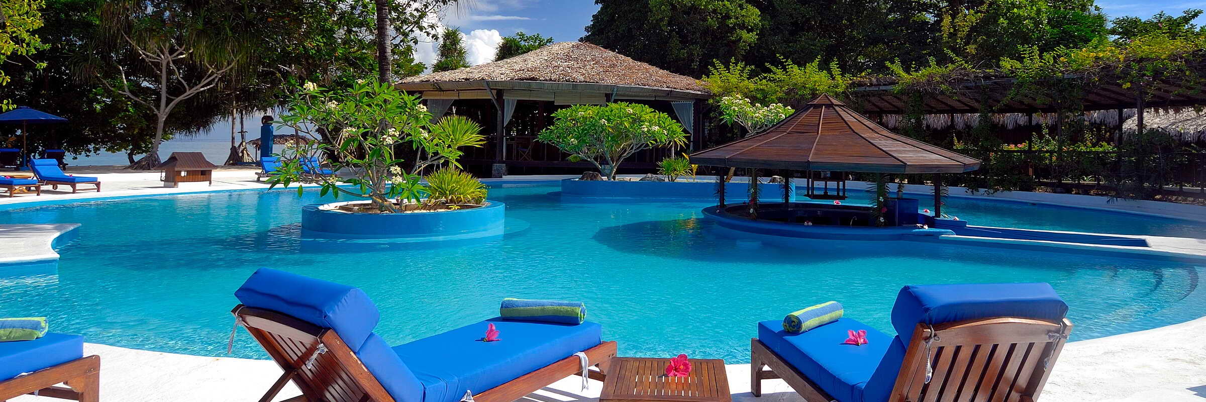 Der einladenede Pool des Siladen Resort & Spa mit atemberaubender Aussicht