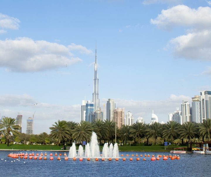 Auch aus der Ferne betrachtet dominiert das Burj Khalifa die Skyline von Dubai.