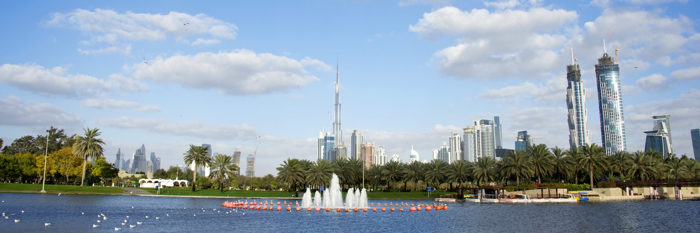 Auch aus der Ferne betrachtet dominiert das Burj Khalifa die Skyline von Dubai.