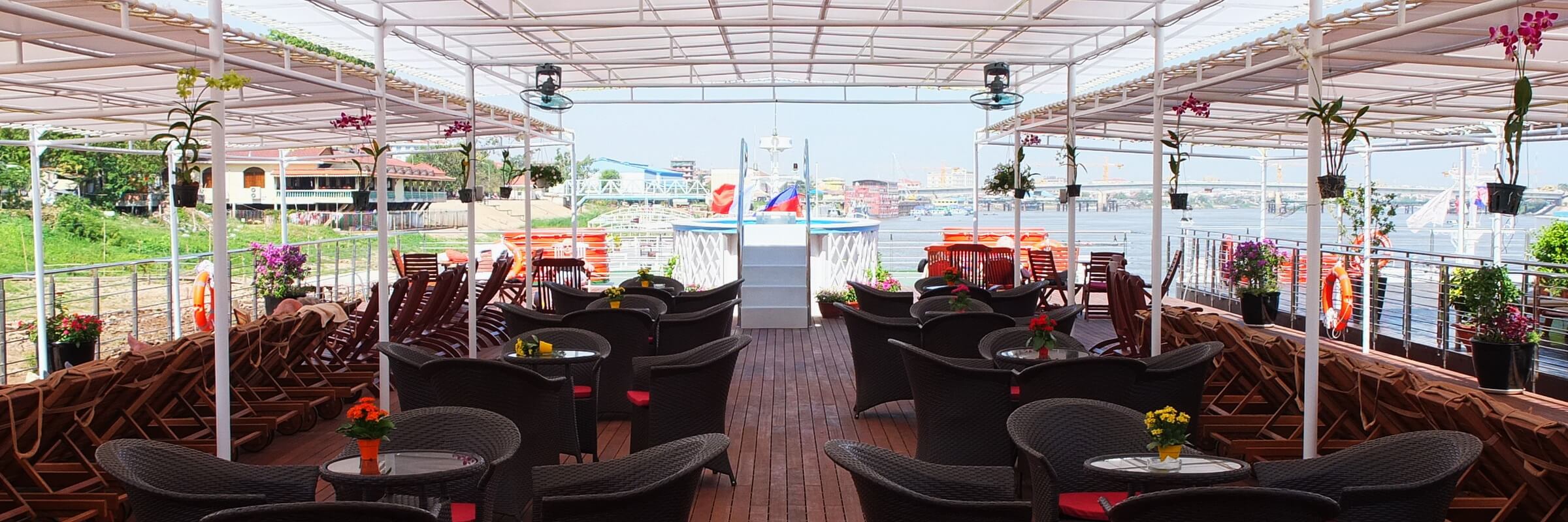 Das Sonnendeck der Mekong Prestige befindet sich auf dem obersten Deck. Es ist mit Liegestühlen, Sitzecken und einem Whirl-Pool ausgestattet.