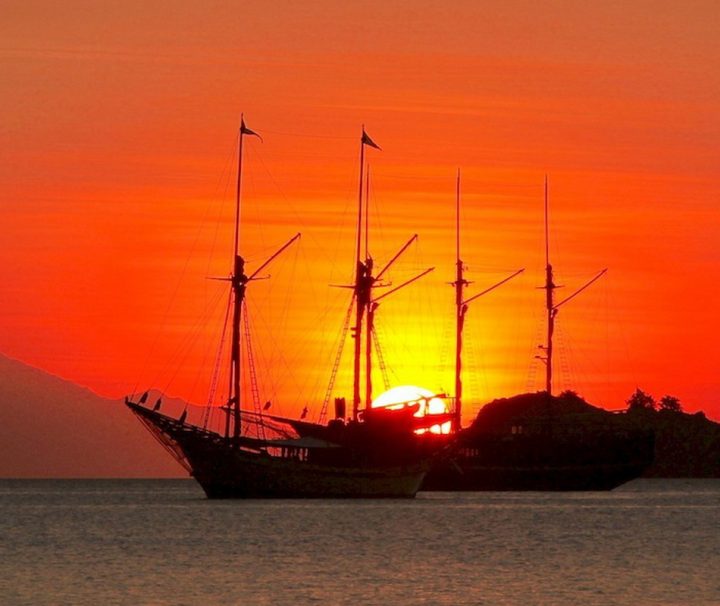 Herrliche Sonnenuntergänge können Sie auf der kleinen Sundainsel Komodo erleben.