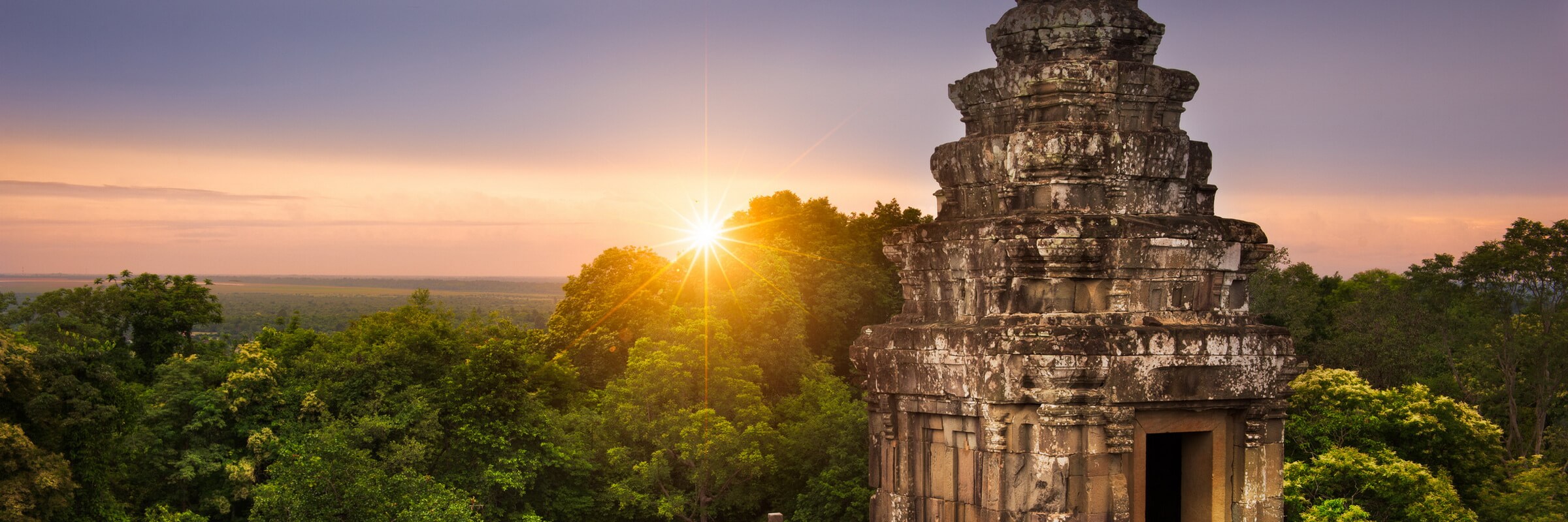 Der Shiva geweihte Pyramidentempel Phnom Bakheng liegt auf dem gleichnamigen Hügel nahe Siem Reap, westlich der Straße zwischen Angkor Wat und Angkor Thom.