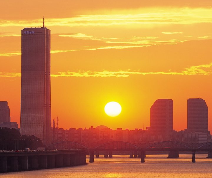 Südkoreas Hauptstadt Seoul bei Sonnenuntergang ist ein atemberaubender Anblick.