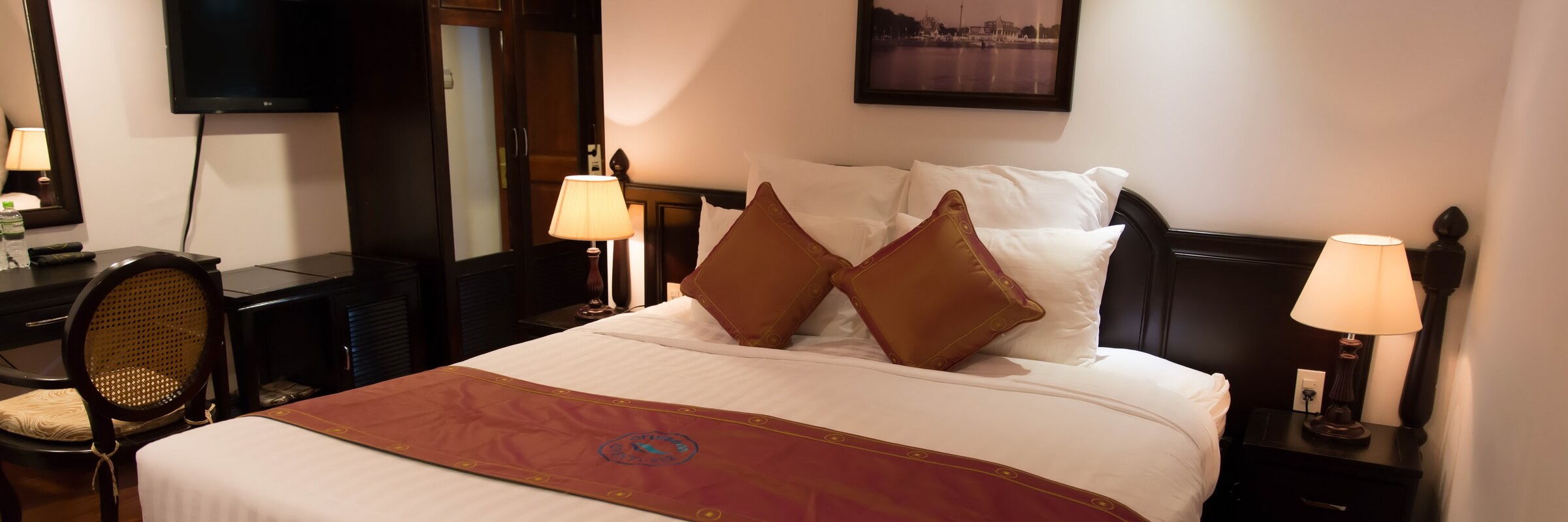 Die 20 m² großen Stateroom Kabinen auf dem Oberdeck der Mekong Adventurer verfügen alle über einen eigenen Balkon und große Fenster mit Glas-Schiebetüren.