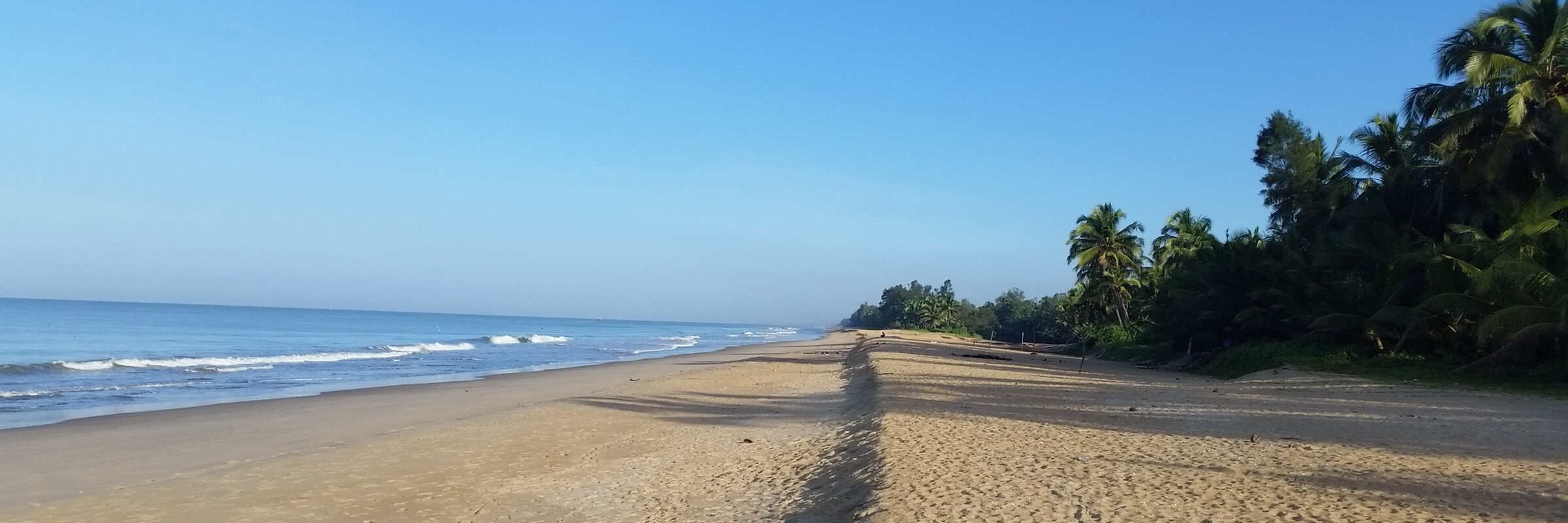 Der idyllische Sandstrand des Kanan Beach Resort ist ein perfekter Rückzugsort für alle Ruhesuchenden.