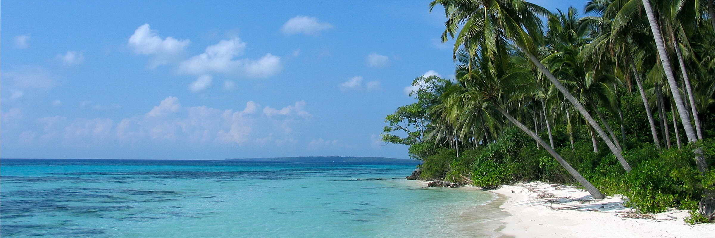 Der private und einsame Traumstrand des Kura Kura Resorts im Karimunjawa Archipel bei Java, Indonesien ist ideal zur Entspannung