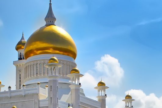 Die königliche Moschee Sultan Omar Ali Saifuddin in Bandar Seri Begawan gilt als Wahrzeichen der Stadt und des ganzen Landes.
