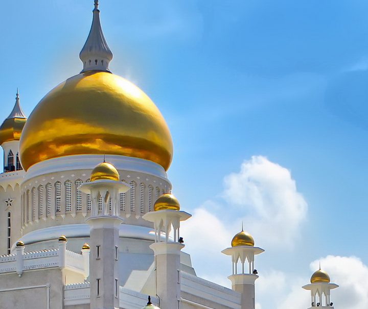 Die königliche Moschee Sultan Omar Ali Saifuddin in Bandar Seri Begawan gilt als Wahrzeichen der Stadt und des ganzen Landes.