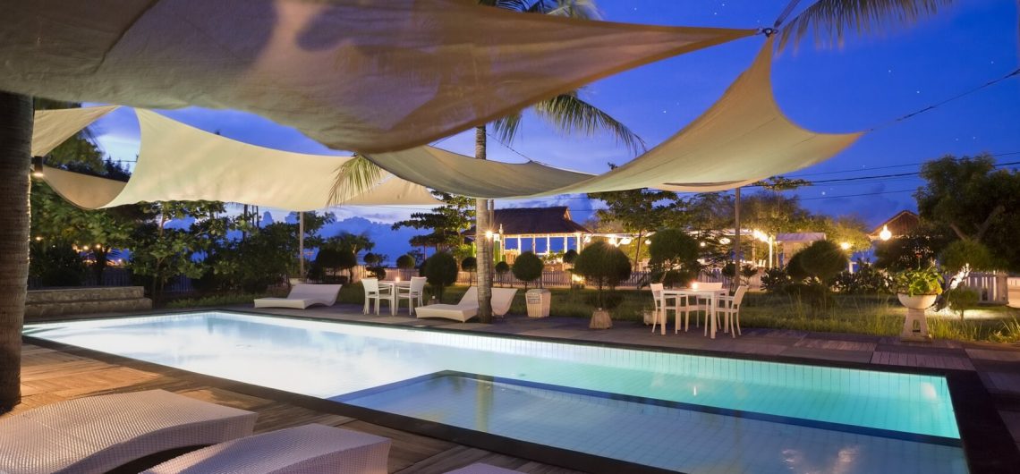 Das Gili Eco Villas verfügt über einen schönen Swimmingpool und zahlreiche Sonnenliegen, die zum Baden und Relaxen einladen.