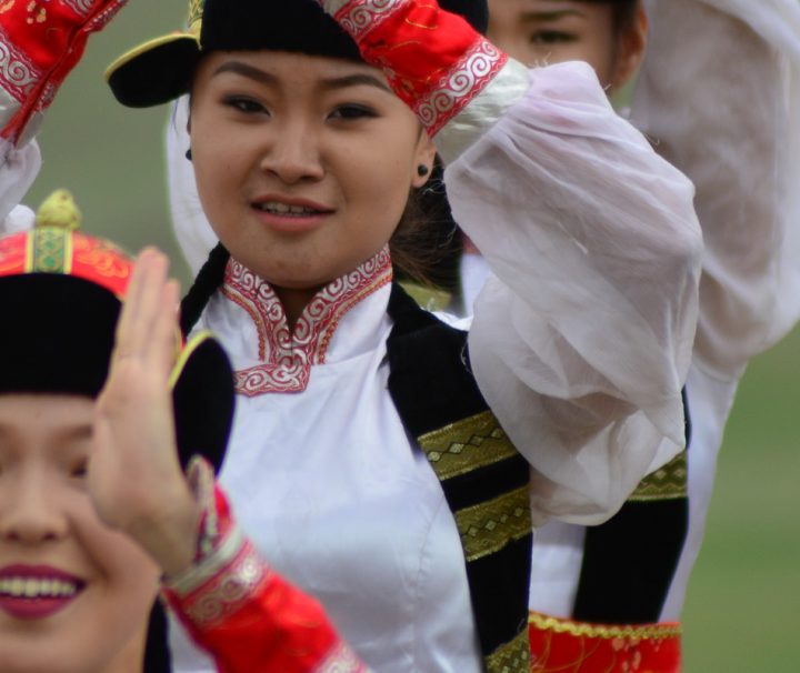 Neben den traditionellen Wettkämpfen gibt es beim Naadam-Fest auch farbenfrohe Tanzaufführungen.