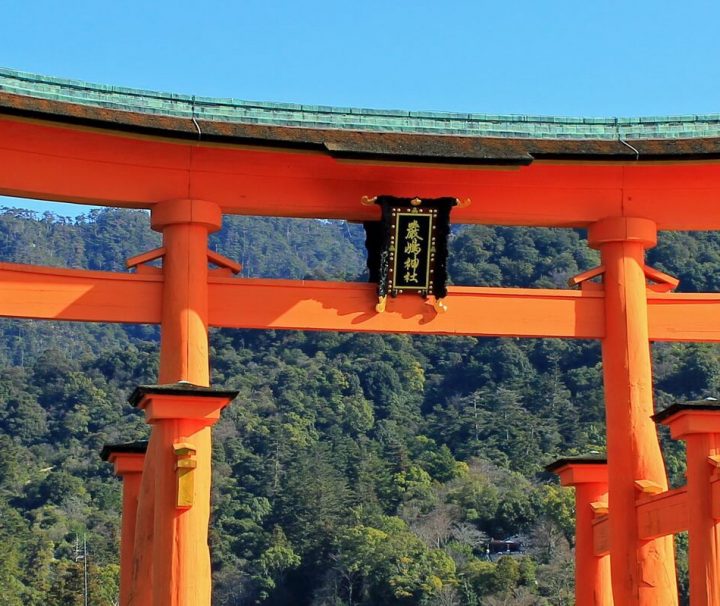 Das Torii vor dem Itsukushima-Schrein auf der Insel Miyajima ist eines der bekanntesten Wahrzeichen von Japan.