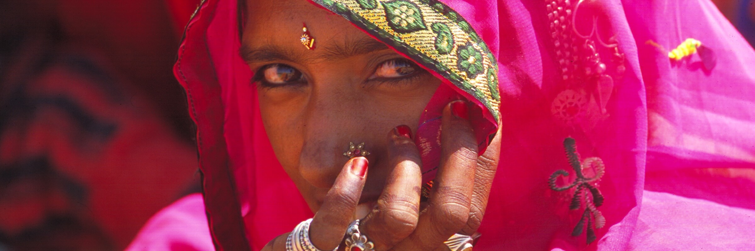 Portraitfoto einer traditionell gekleideten Frau in Rajasthan im Norden von Indien.