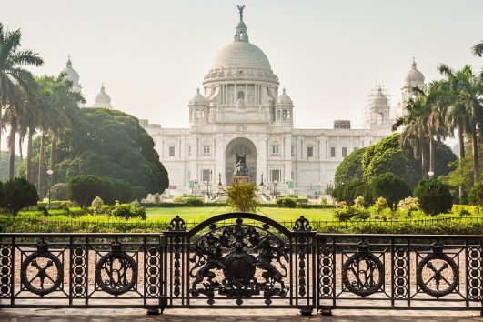 Das 1921 zu Ehren der Königin Victoria von Großbritannien erbaute Victoria Memorial ist das bedeutendste Monument der britischen Kolonialzeit und eines der Wahrzeichen von Kalkutta.