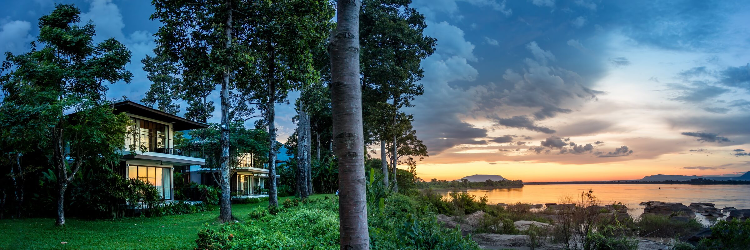 Lage der Villen des River Resort Champasak mit Aussicht auf den Mekong bei Sonnenuntergang.