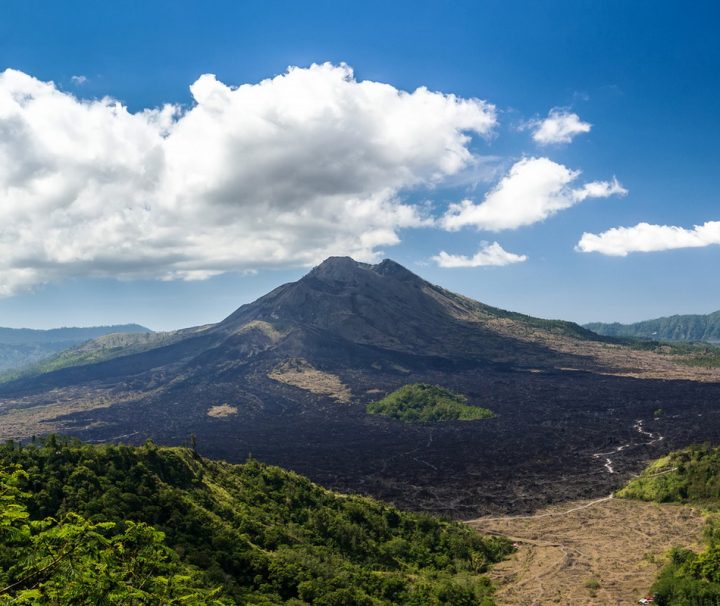 Der Batur ist ein aktiver Schichtvulkan auf der indonesischen Insel Bali.