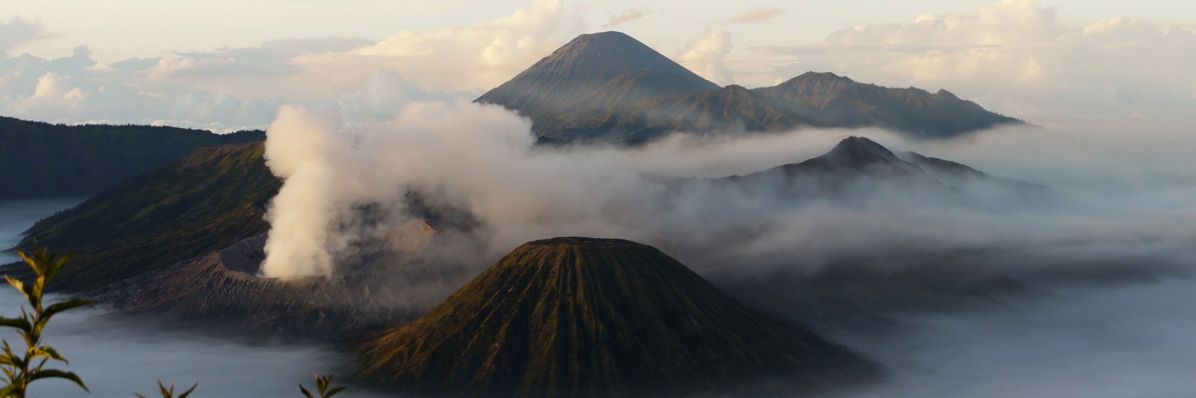 Die faszinierende Vulkanlandschaft des Bromo-Tengger-Massivs auf Java ist ein beliebtes Ausflugsziel und bietet atemberaubende Ausblicke.