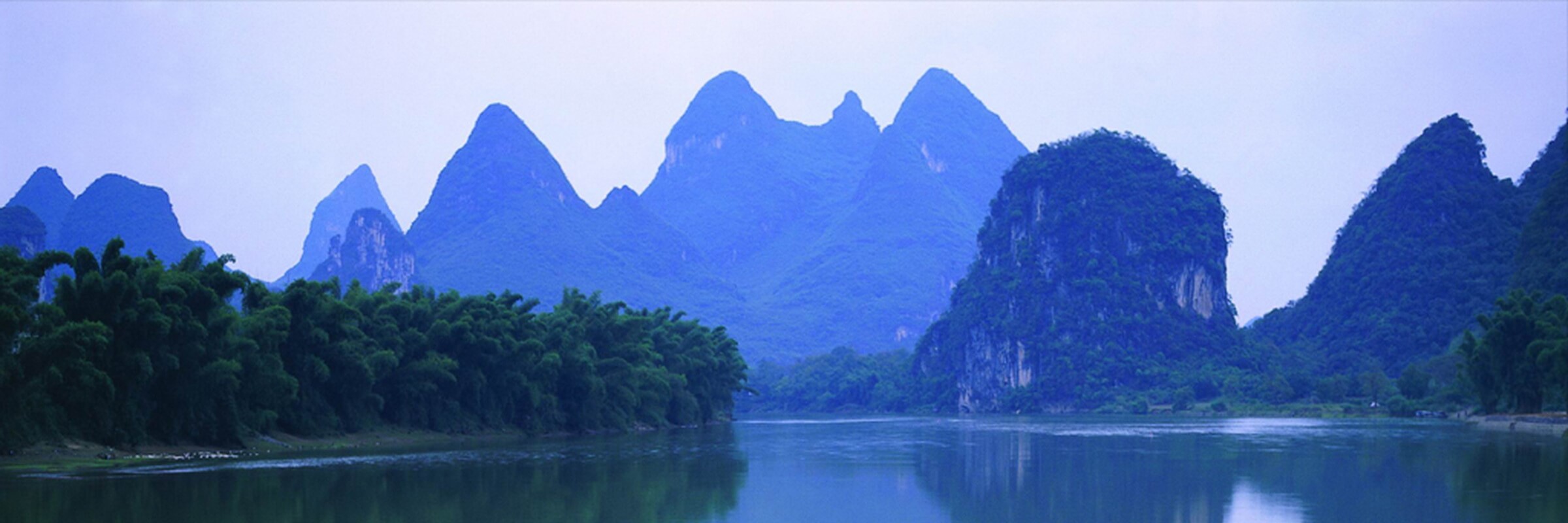 Der malerische Li-Fluss in China ist besonders wegen seiner faszinierenden Karst-Landschaft bei Guilin bekannt.