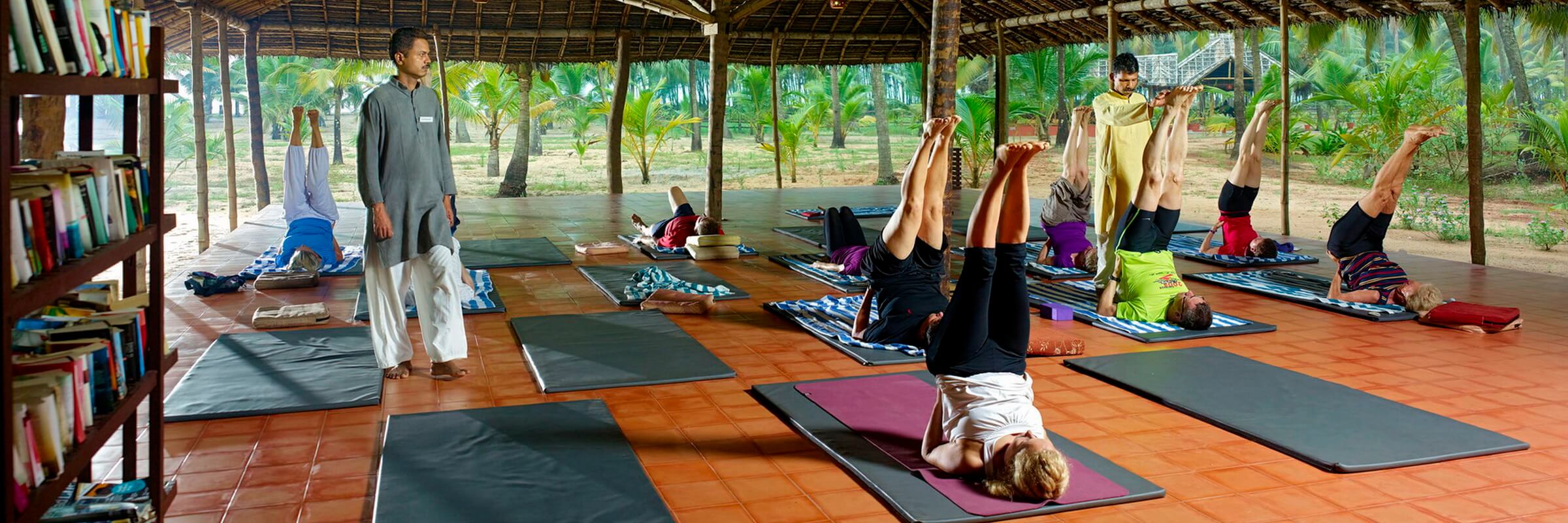 Ein Schwerpunkt des Nattika Beach Resorts liegt bei Yogaprogrammen unter professioneller Leitung.