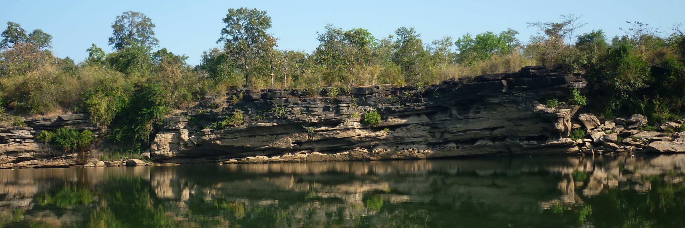Die Stelle, an der sich die Flüsse Mekong und Moon-River vereinigen, wird auch 2-Farben-Fluss genannt, hier fließt das braune Wasser des Mekongs mit dem grünblauen Wasser des Moon-Rivers zusammen.