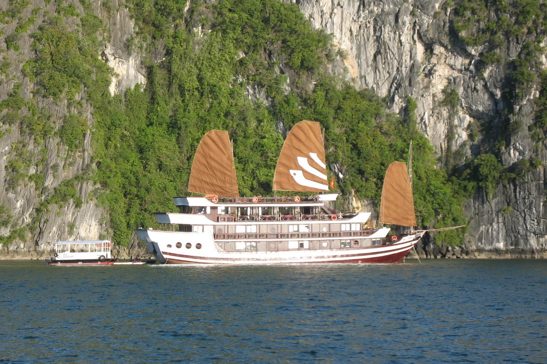 Die Bhaya Cruise in der Halong Bucht von Vietnam